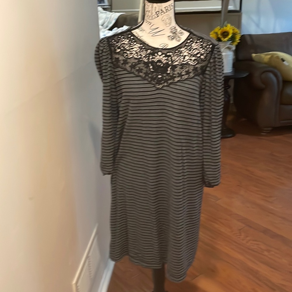 Loft dress with lace detail size MP excellent condition worn once